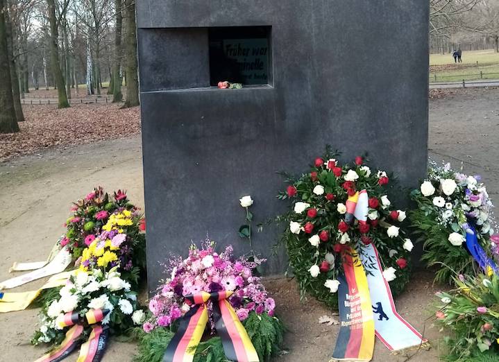 Denkmal_fuer_die_im_Nationalsozialismus_verfolgten_Homosexuellen.png Denkmal_fuer_die_im_Nationalsozialismus_verfolgten_Homosexuellen.png